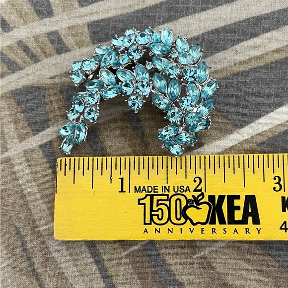 TRIFARI AQUA CRYSTAL RHINESTONE CRESCENT BROOCH VINTAGE STUNNING! - Picture 5 of 10